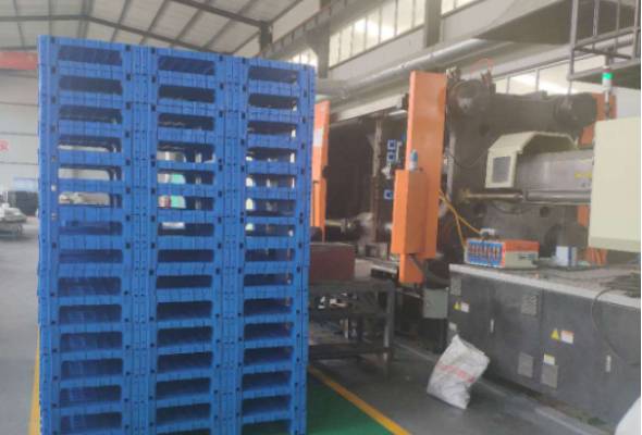 Cargo Pallet Injection Molding Process