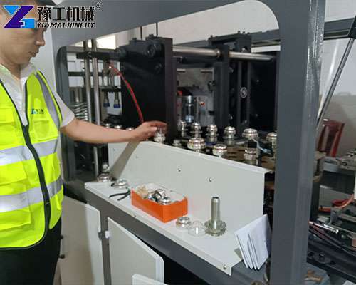 PET bottle blowing machine producing plastic bottles